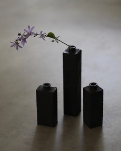 Motomu Oyama 'Kurosabi Kaki' Small black rust vase 1