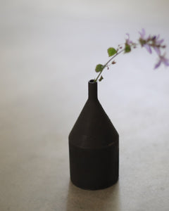Motomu Oyama 'Kurosabi Kaki' Black cone vase 13