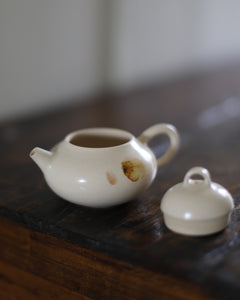 Youyou Wang Miniature teapot 34